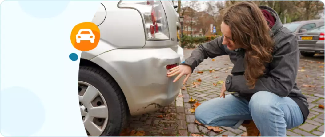 Beste autoverzekering Vrouw bekijkt schade aan haar auto