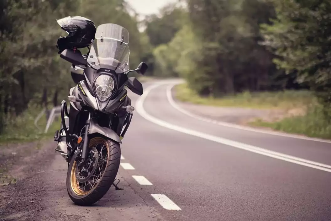 Afbeelding van een motor langs de weg