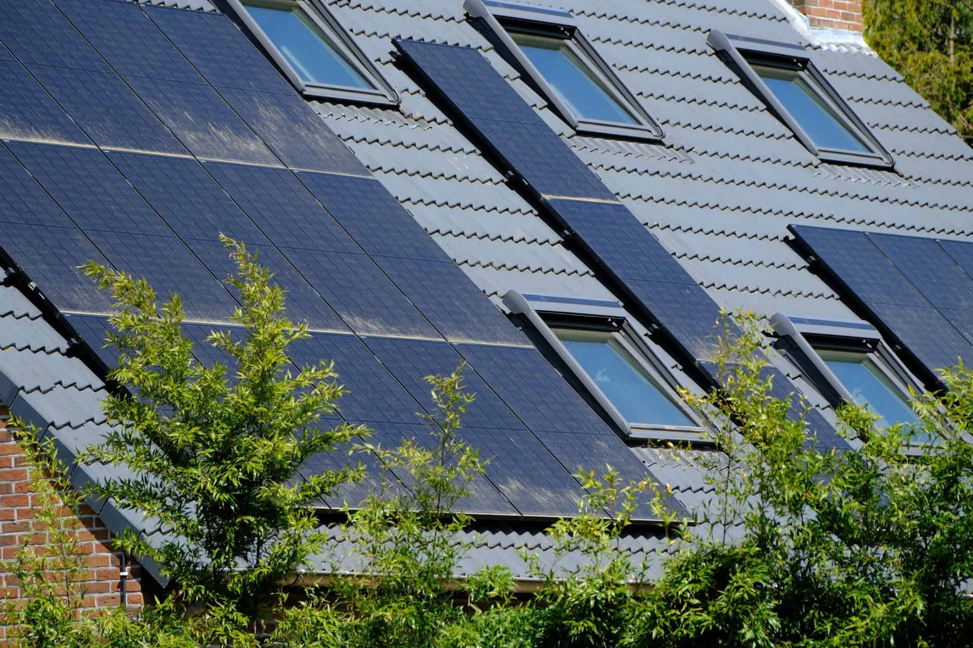 Afbeelding van zonnepanelen op dak van rijtjeshuizen