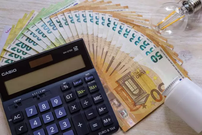 top 5 goedkoopste energieleveranciers Afbeelding van cash geld met rekenmachine