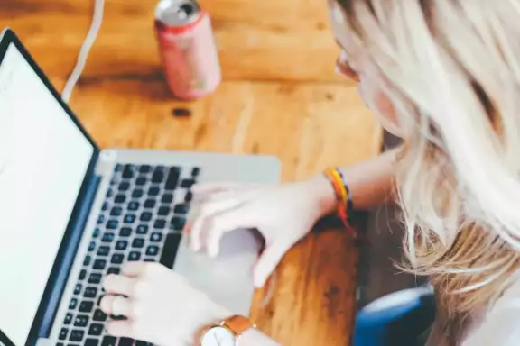 waar energiecontract afsluiten Vrouw zit achter laptop