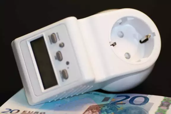 Vaste leveringskosten energie Afbeelding met thermostaatknop en cash geld