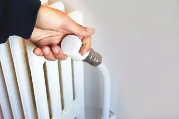 Welke energieleverancier levert op mijn adres Vrouw draait aan radiatorknop