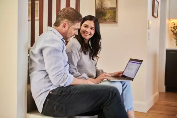 Energie cashback Man en vrouw achter laptop