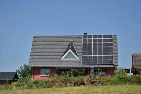 Woonhuis met dak vol zonnepanelen