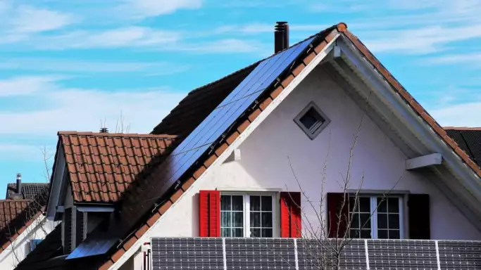 Afbeelding van zonnepanelen op dak van huis