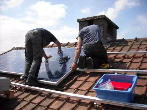 Afbeelding van zonnepanelen installeren op dak