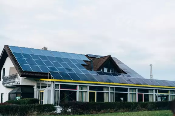Afbeelding van huis met zonnepanelen op dak
