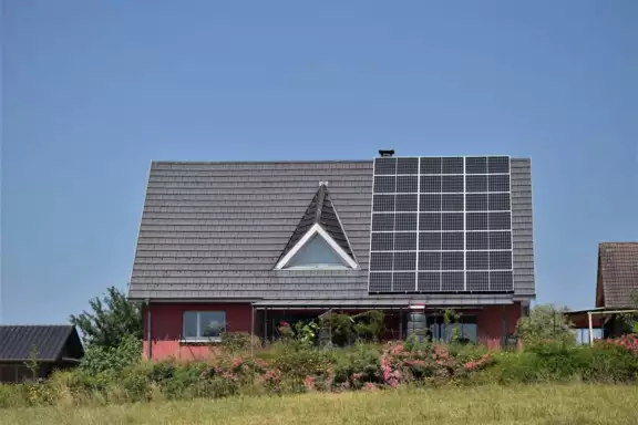Dak van huis met zonnepanelen