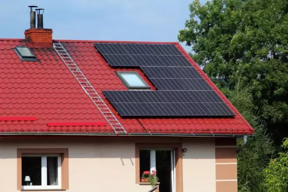Afbeelding van dak van huis met zonnepanelen