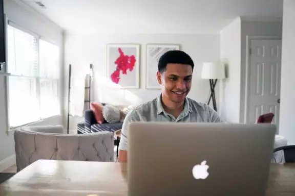 Man werkt achter laptop
