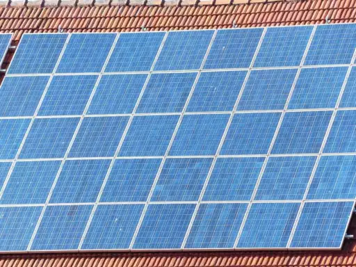 Beste energieleverancier met terugleveren zonnepanelen Afbeelding van zonnepanelen op dak