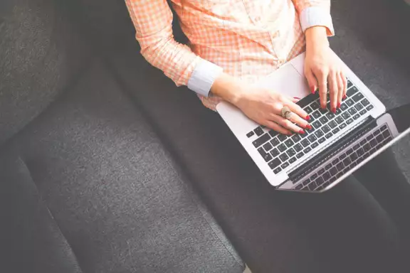 Vrouw vergelijkt energie op laptop