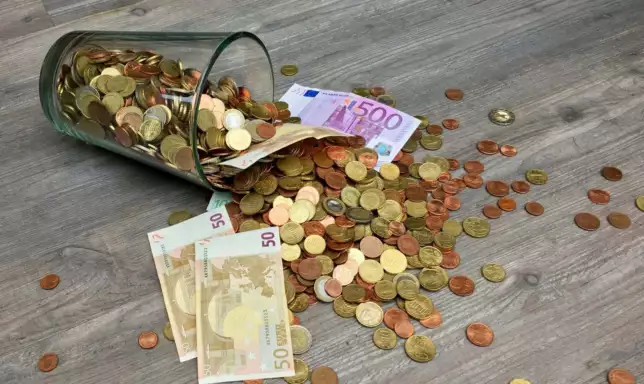omgevallen glas met veel geld