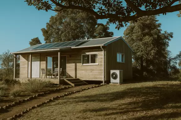 huis met zonnepanelen en warmtepomp
