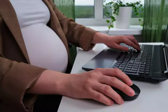 Zwangere vrouw achter laptop
