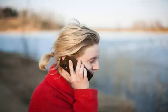 Afbeelding van vrouw die belt met buitenland