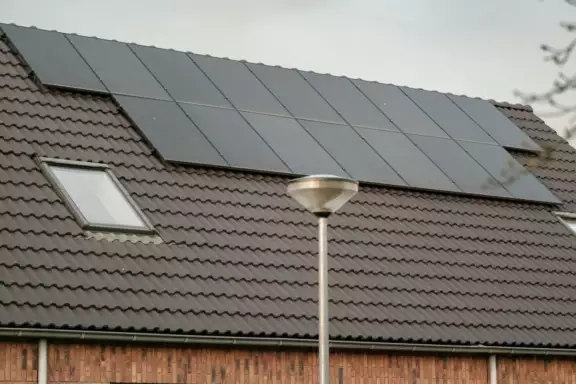 Afbeelding van dak huis met zonnepanelen