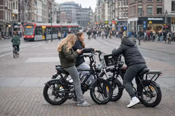 Jongeren op fatbike in stad