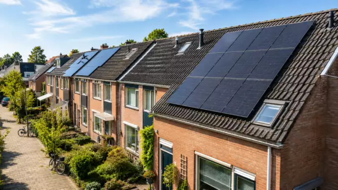 Afbeelding van Nederlandse rijtjeshuizen met zonnepanelen