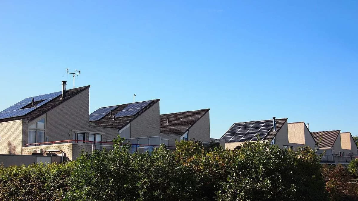 Huizen met zonnepanelen op dak