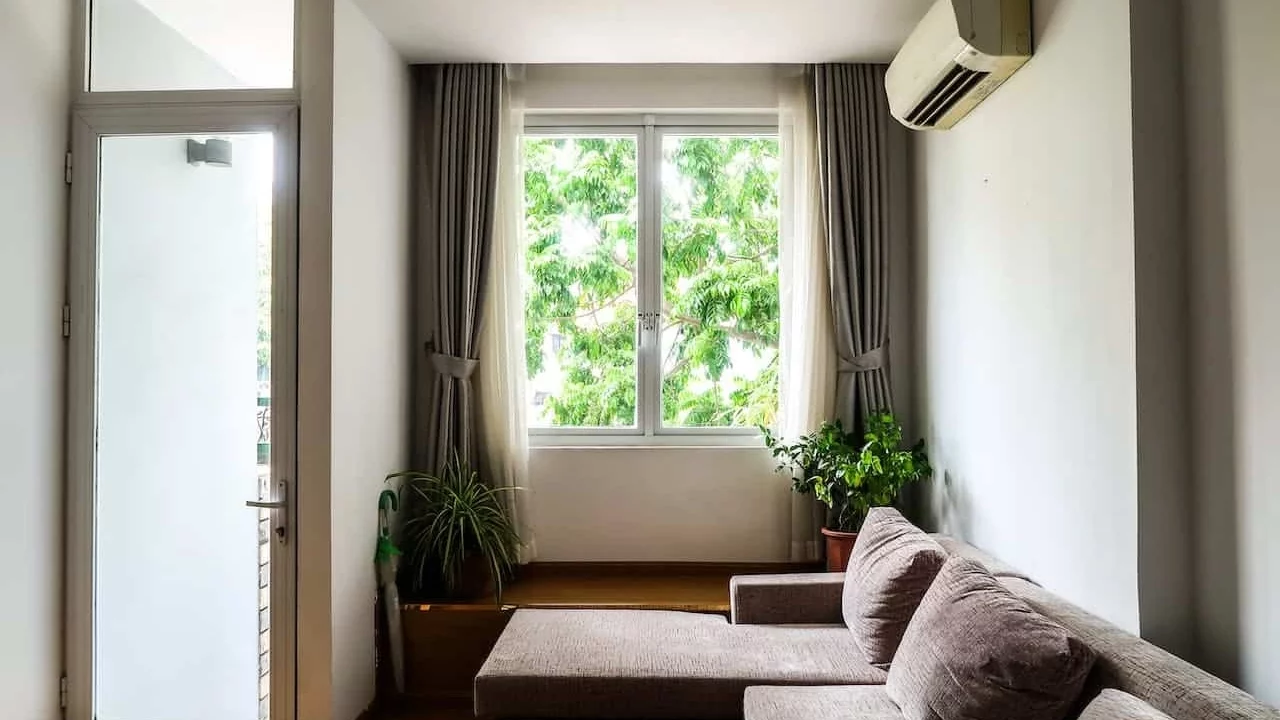 Afbeelding van woonkamer met split airco unit