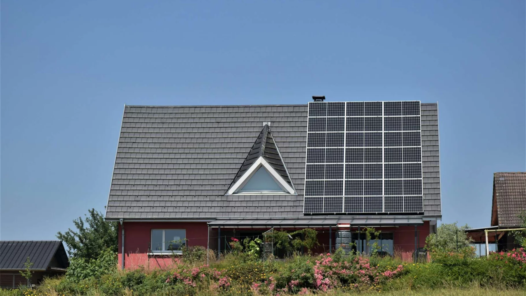 Woonhuis met dak vol zonnepanelen