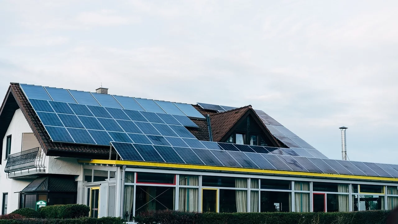 Afbeelding van huis met zonnepanelen op dak