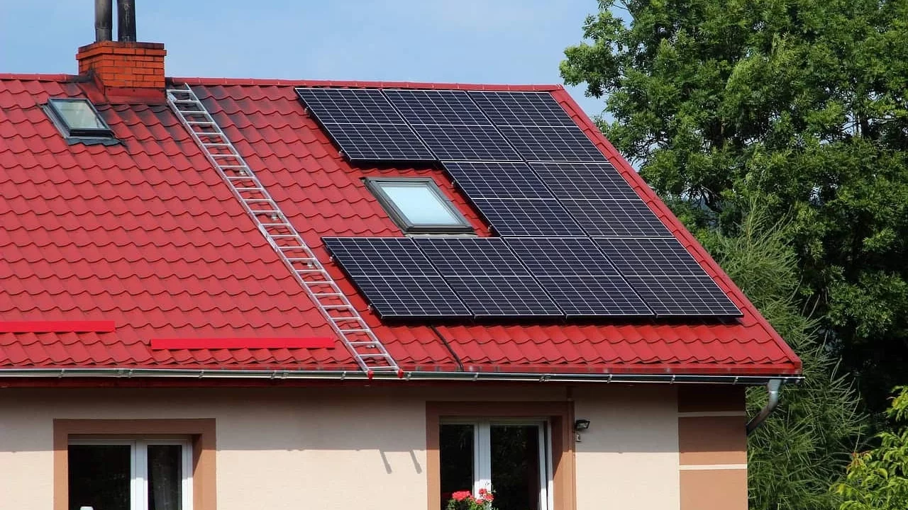 Afbeelding van dak van huis met zonnepanelen