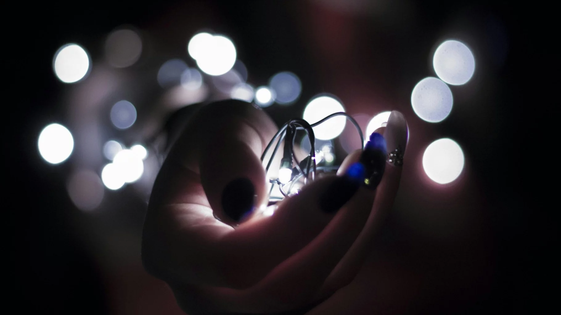 hand met lichtjes erin