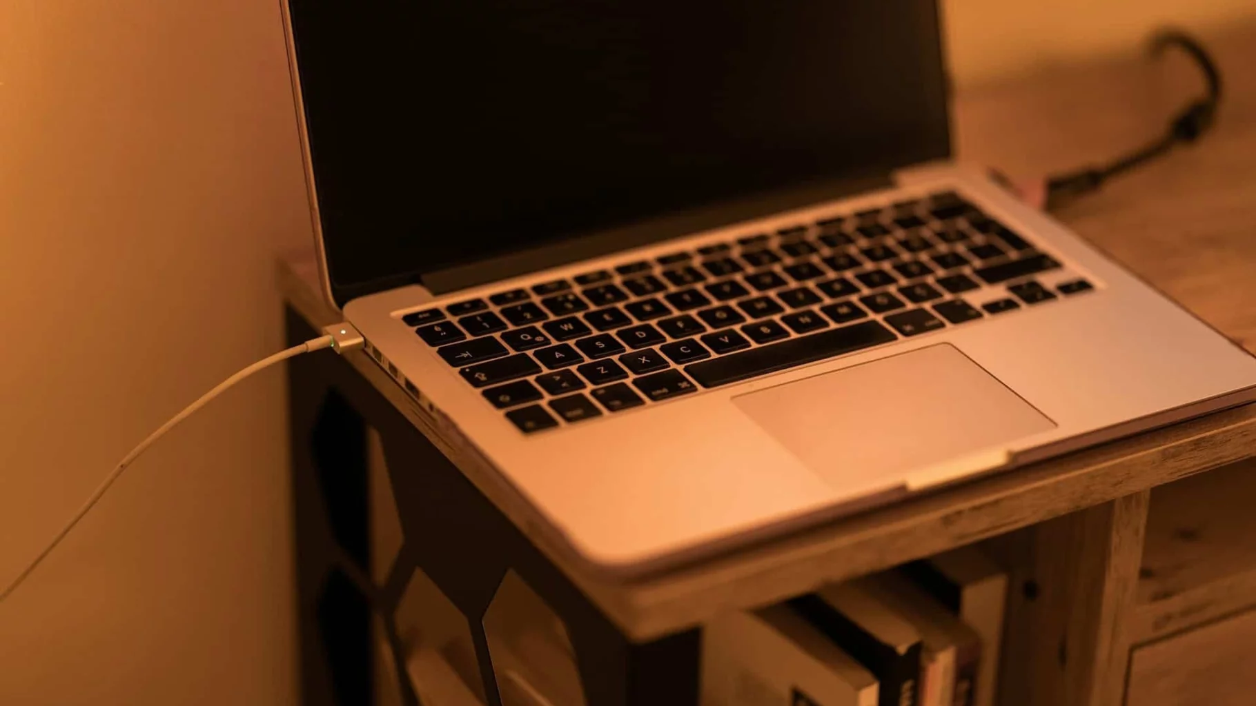 Afbeelding van laptop op tafel