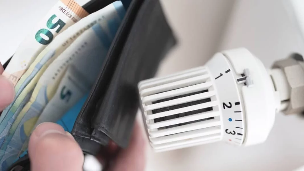 Afbeelding van portemonnee met geld en thermostaat