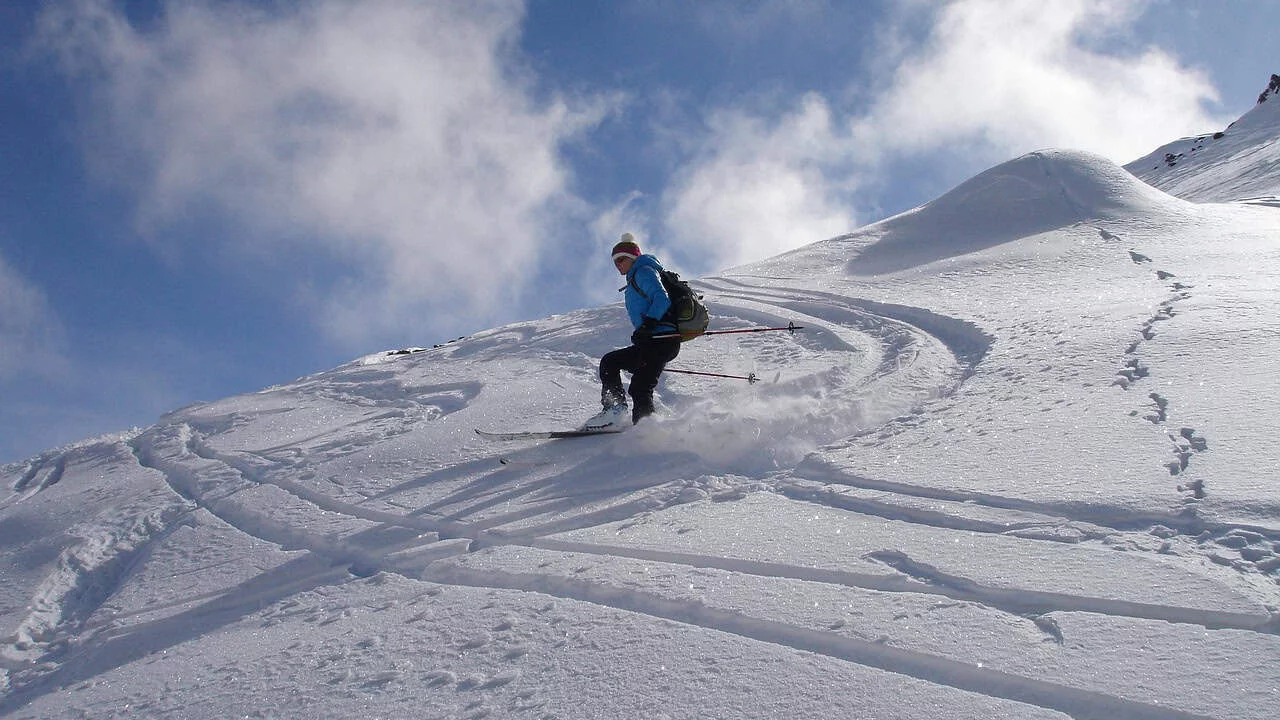 Afbeelding van off-piste skiër zonder helm