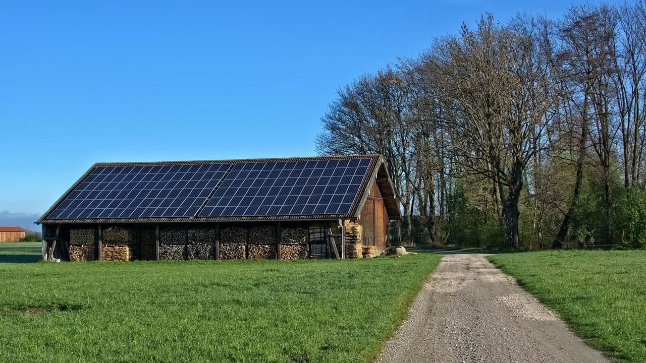 Afbeelding van dak van houtschuur met zonnepanelen