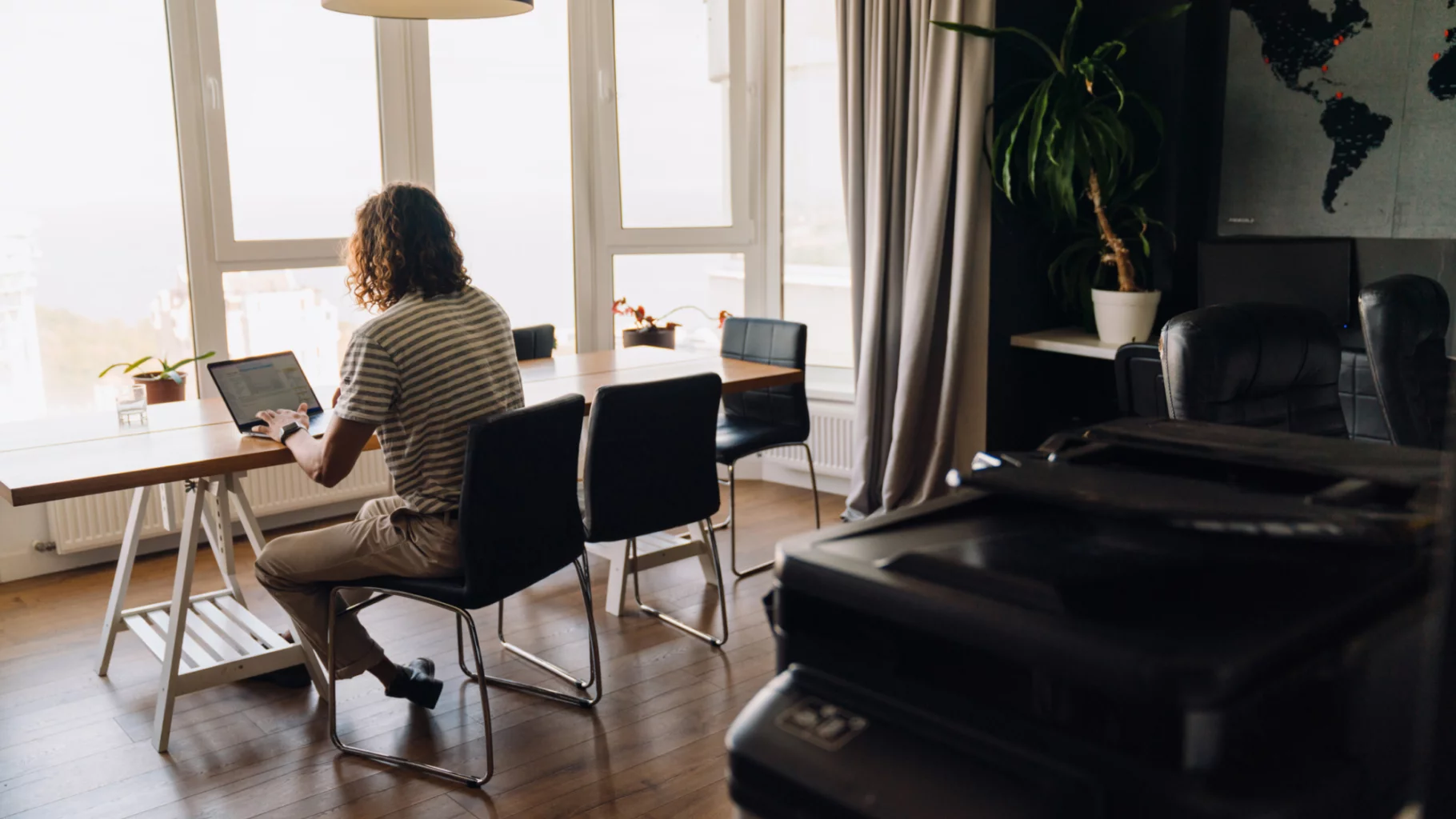 Alleenstaand persoon achter laptop in huis