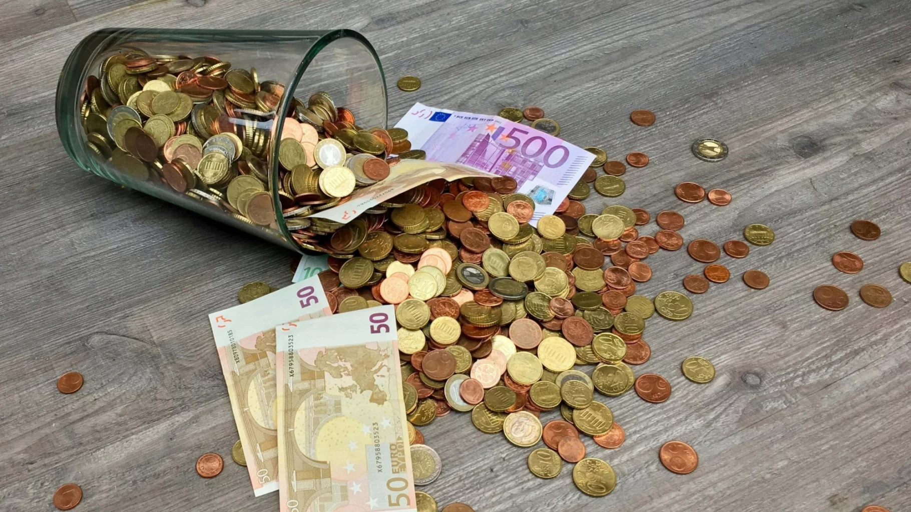 omgevallen glas met veel geld