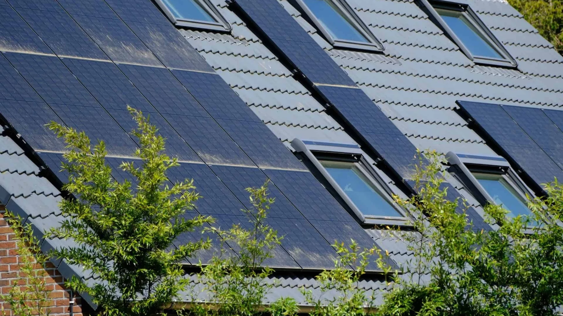 Afbeelding van zonnepanelen op dak van rijtjeshuizen