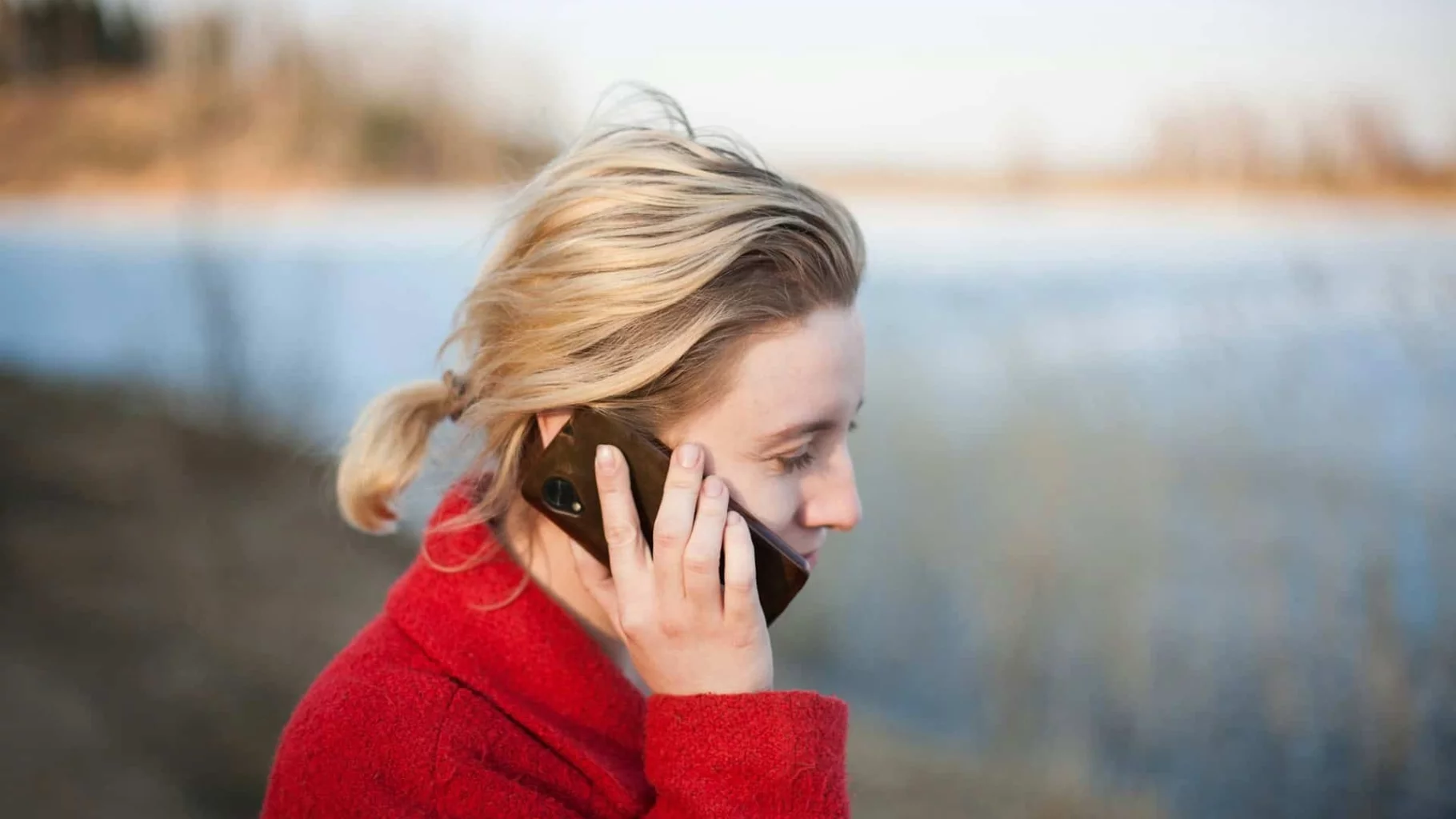 Afbeelding van vrouw die belt met buitenland