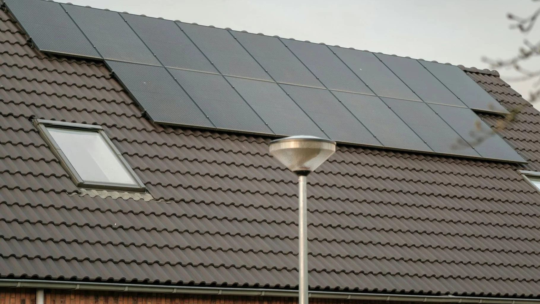 Afbeelding van dak huis met zonnepanelen