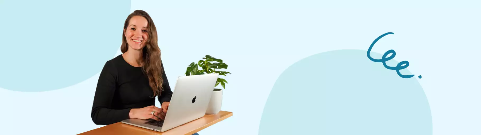 Online energiecontract afsluiten Vrouw op laptop sluit energiecontract af