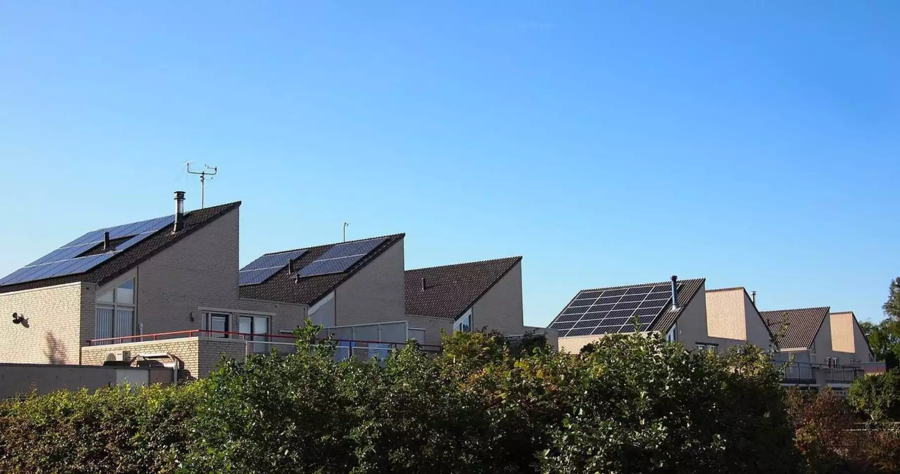 Huizen met zonnepanelen op dak