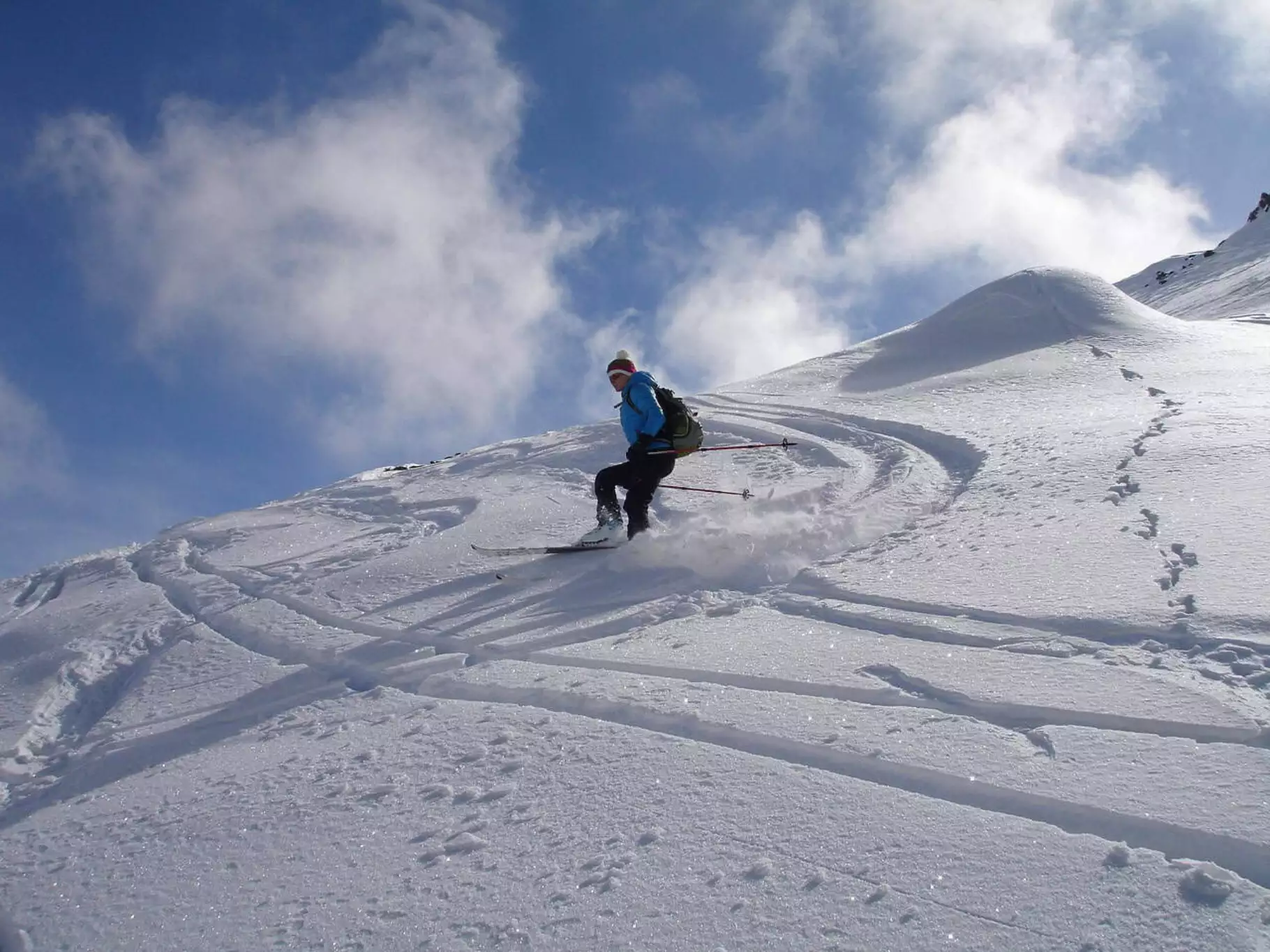 Afbeelding van off-piste skiër zonder helm