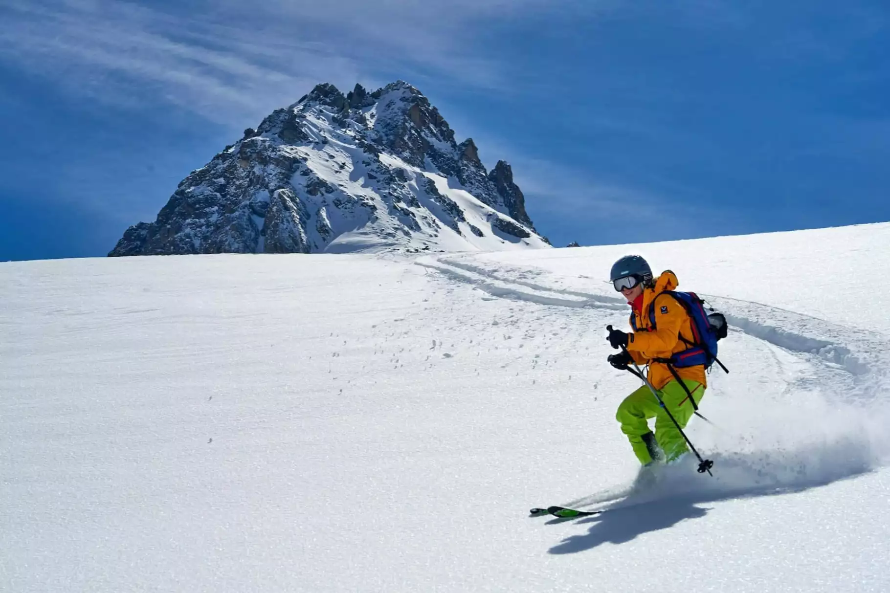 Skiër gaat off-piste in de poedersneeuw