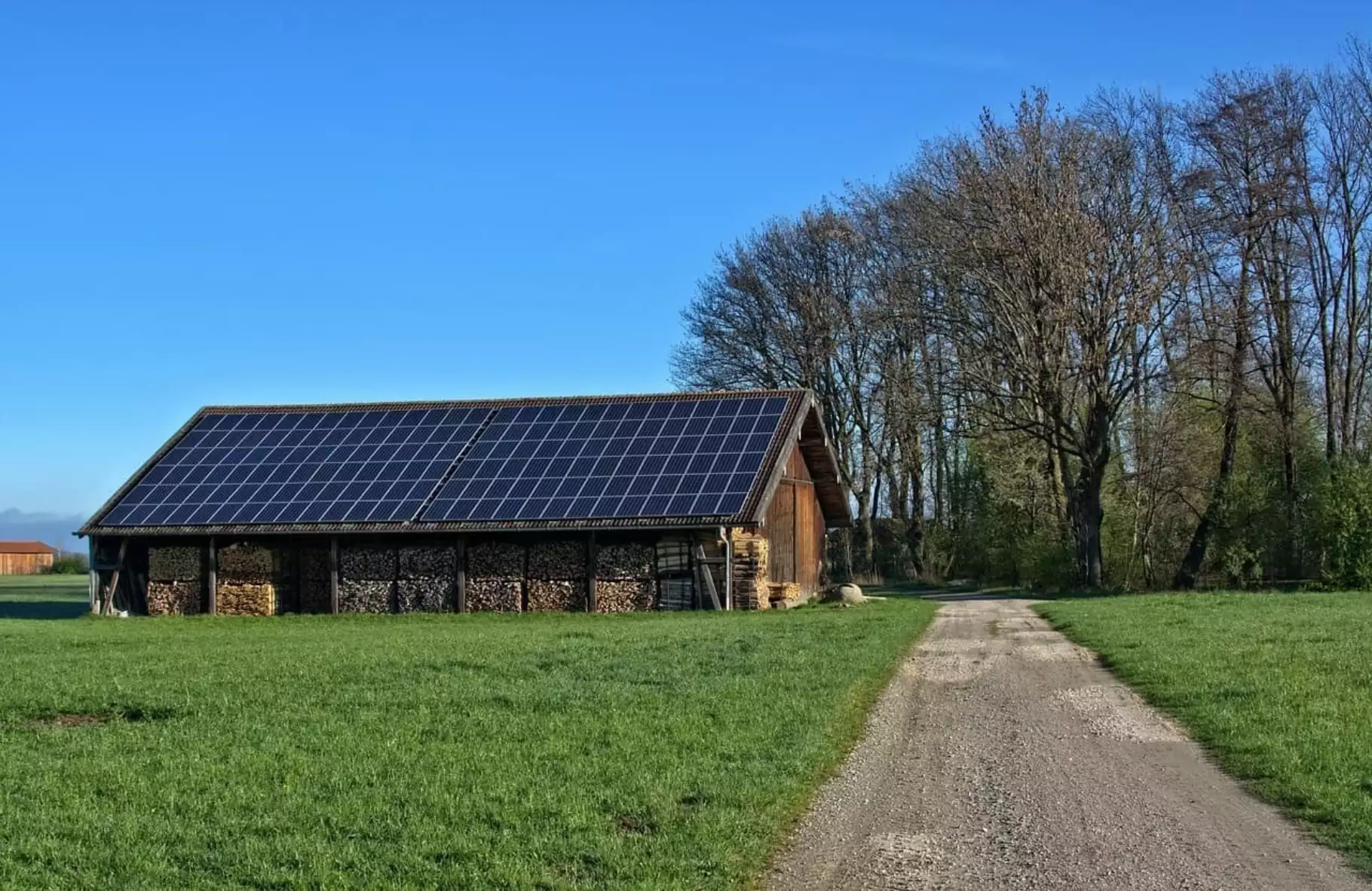 Afbeelding van dak van houtschuur met zonnepanelen