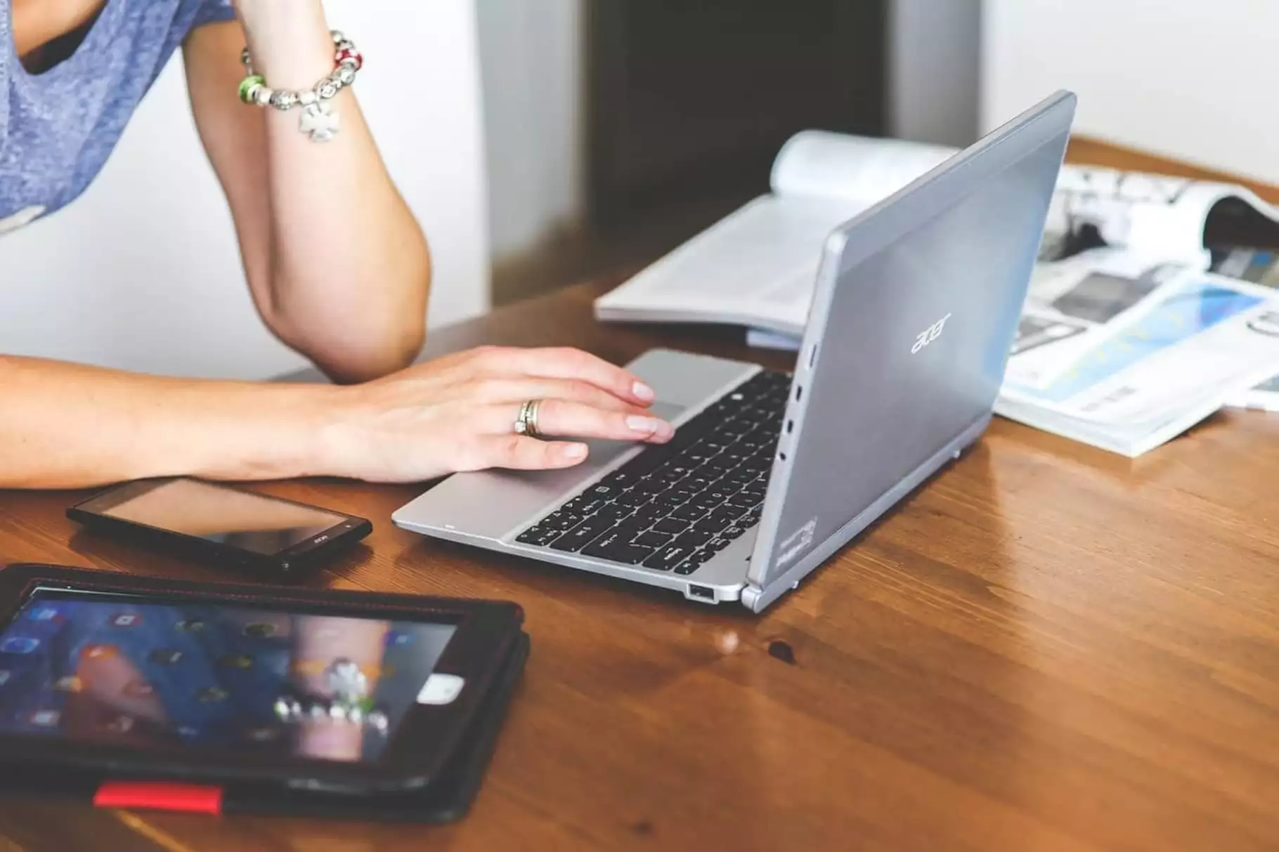 Afbeelding van iemand die energieleveranciers vergelijkt achter laptop