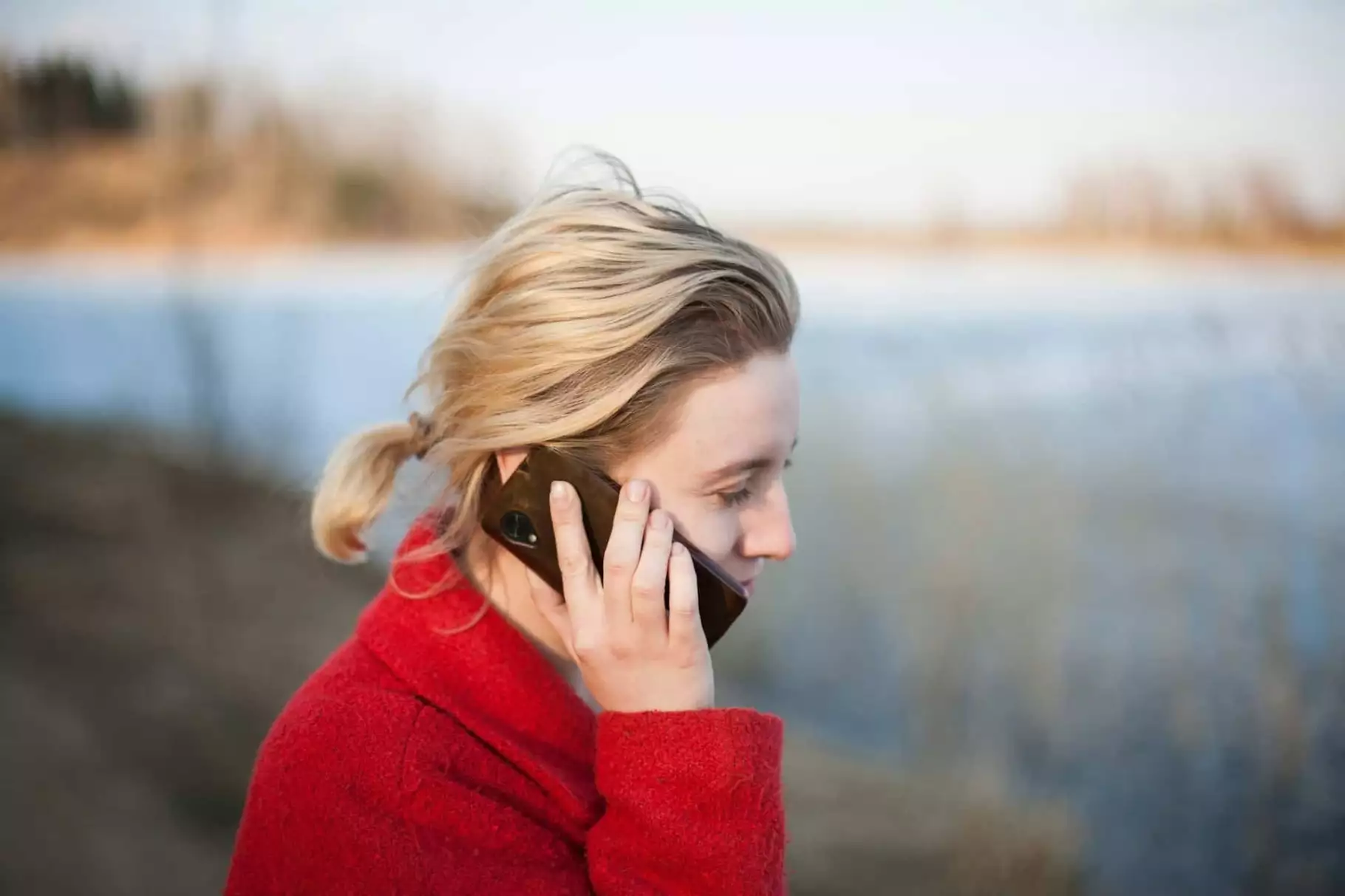Afbeelding van vrouw die belt met buitenland