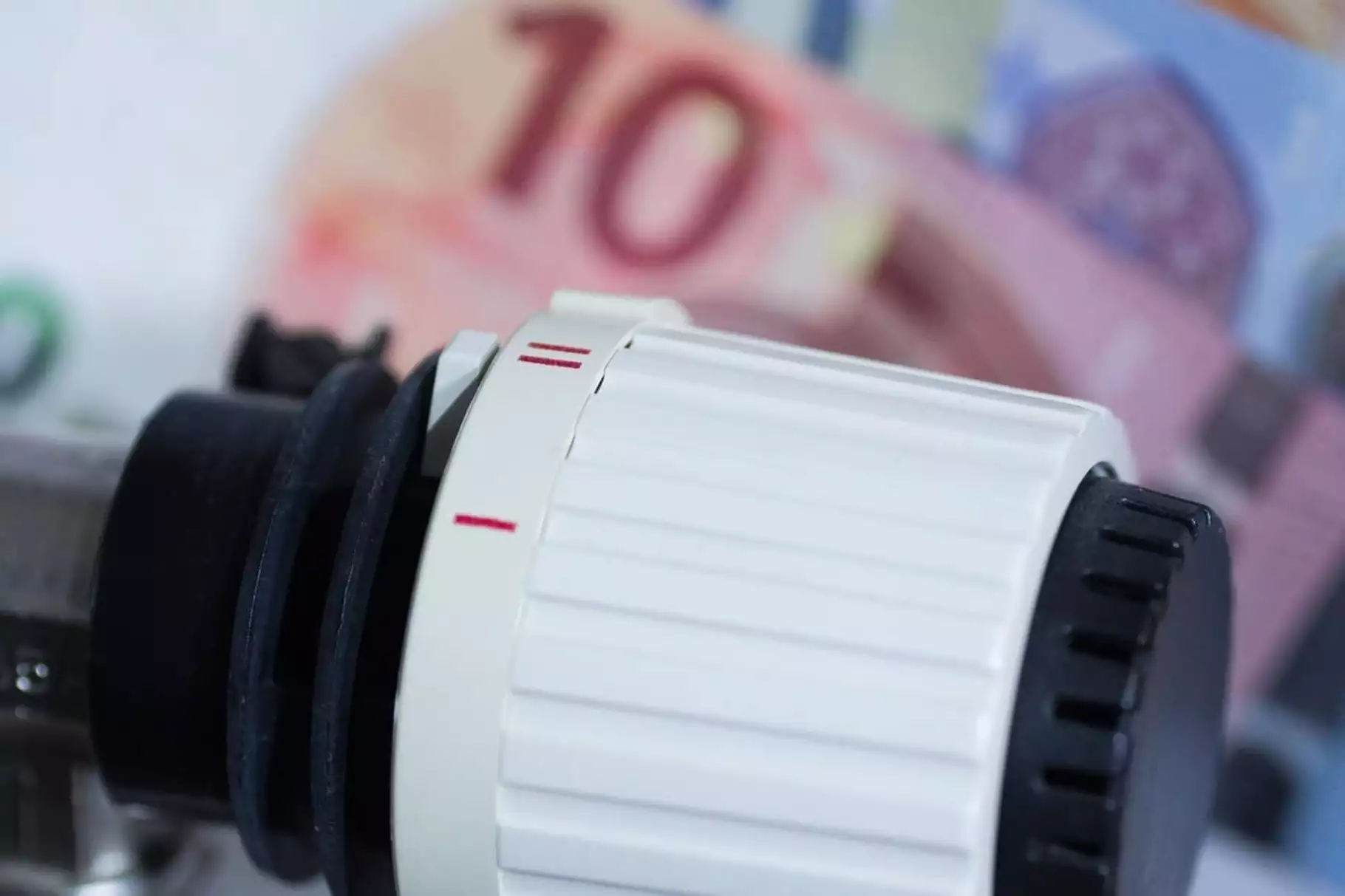 Afbeelding van thermostaat en geld