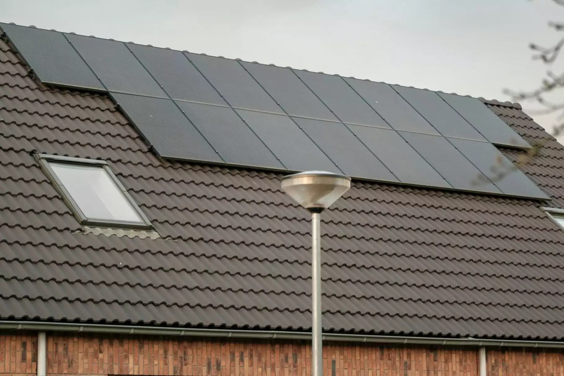 Afbeelding van dak huis met zonnepanelen