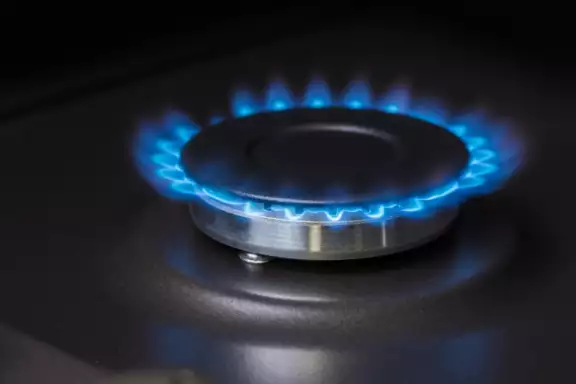 Gasprijzen Blauwe vlammen van een gasfornuis