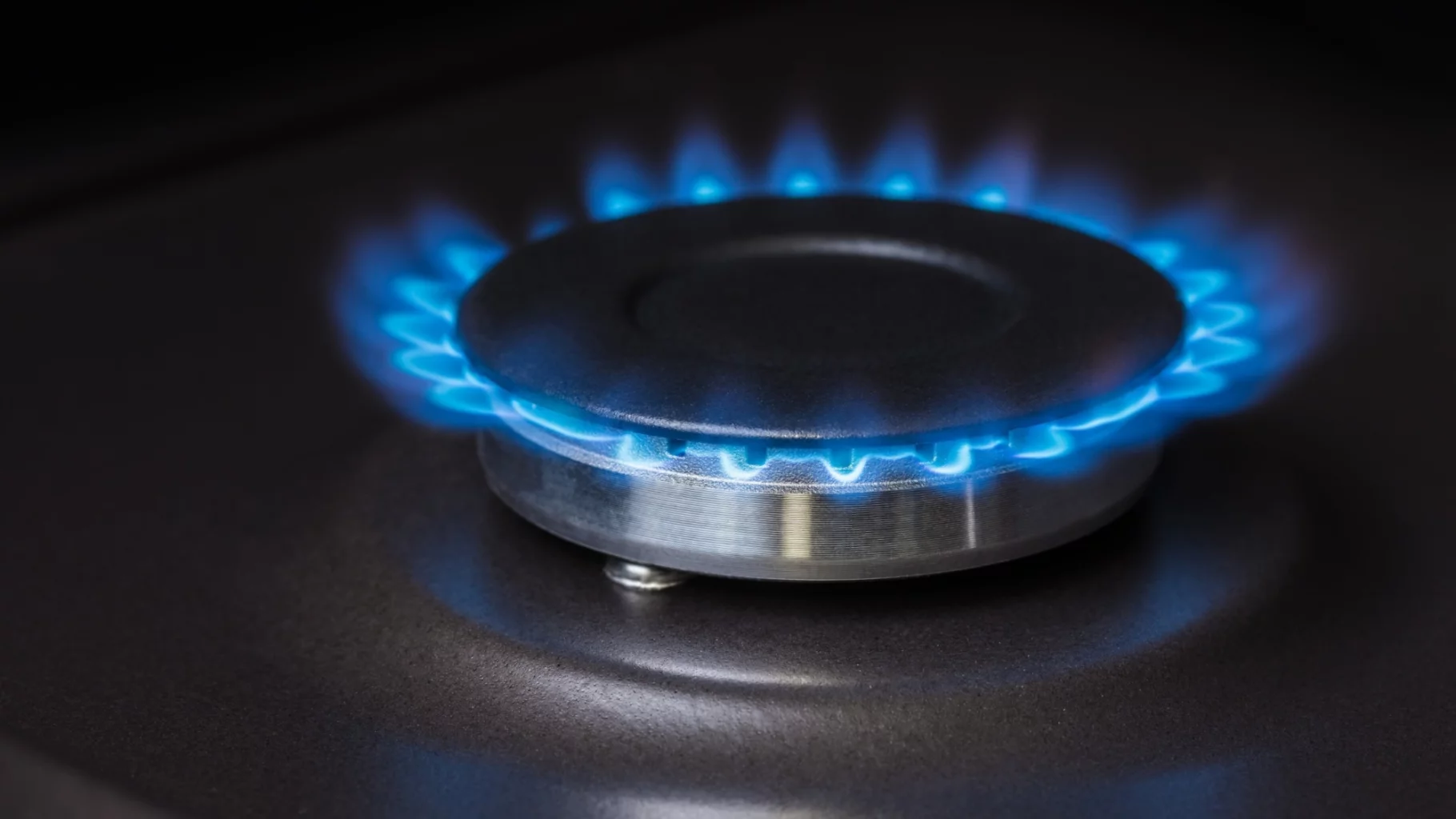 Blauwe vlammen van een gasfornuis